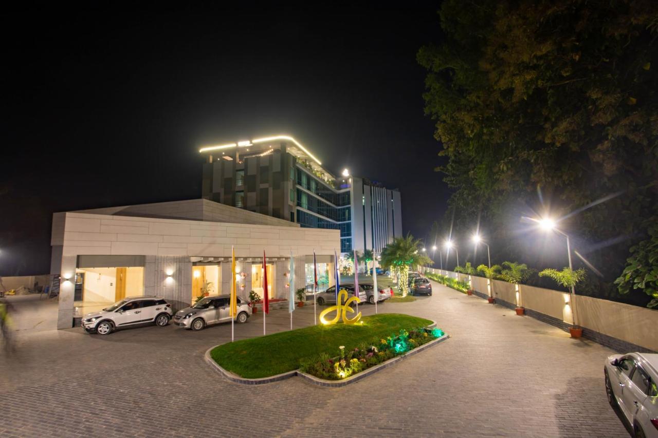 Hotel Siraichuli Csitvan Kültér fotó