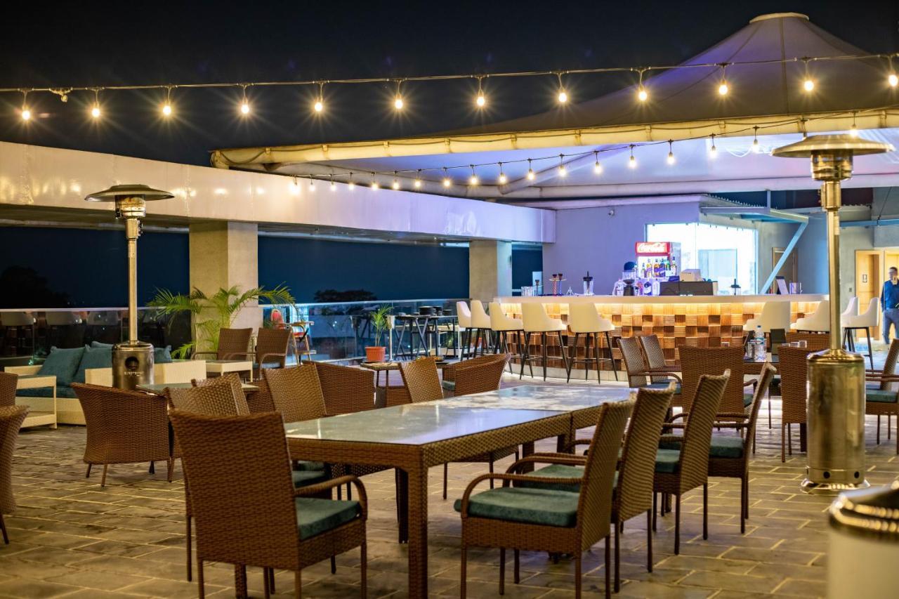 Hotel Siraichuli Csitvan Kültér fotó